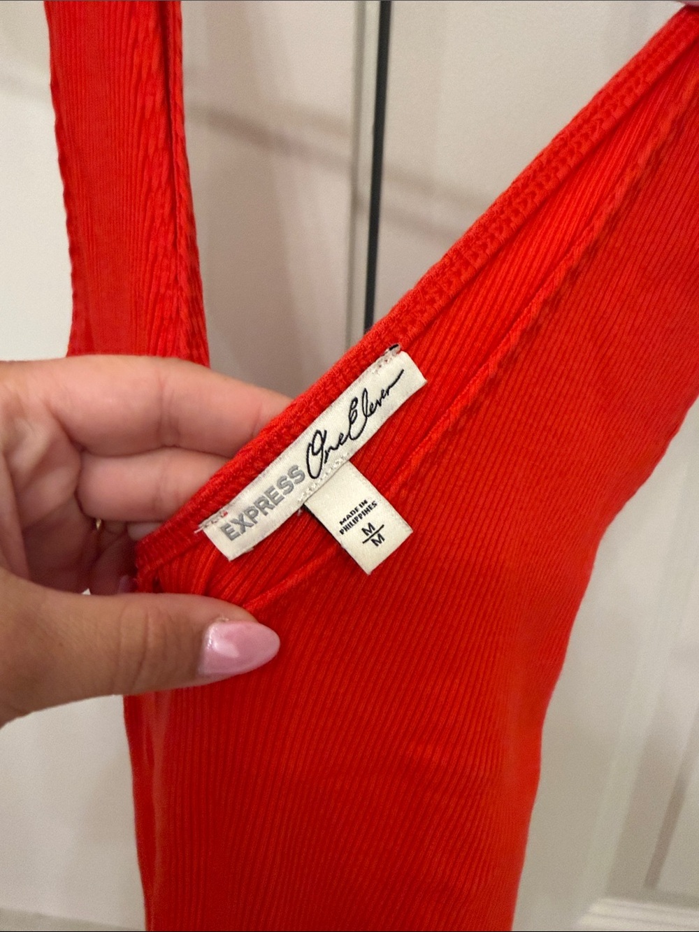 Express Red Ribbed V-Neck Tank - Picture 2 of 3